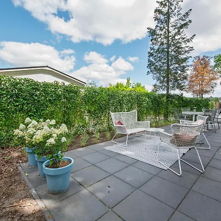 87, Gelegen In Het Rustige & Bosrijke Oisterwijk! בקתה